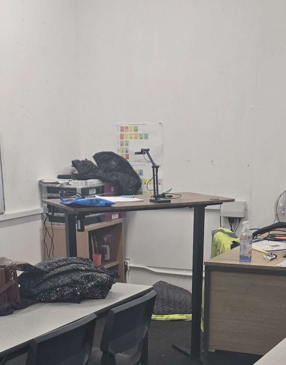 Bought a bargain standing desk. Visualiser/pastors perch game upleveled.