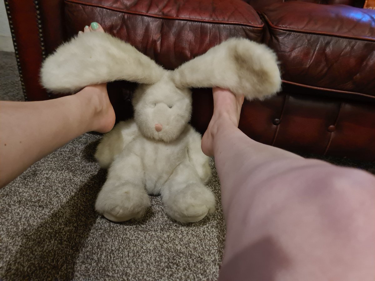 angelofdesirex's tweet photo. Playing with my bunny ๐ฐ
Come and join me on manyvids ๐ฅฐ
#footfetish #bunnyfeet #feetlover #feetworship #footmodel #manyvidsfeet #manyvidsmodel #redleather https://t.co/xlh8nC5R9k