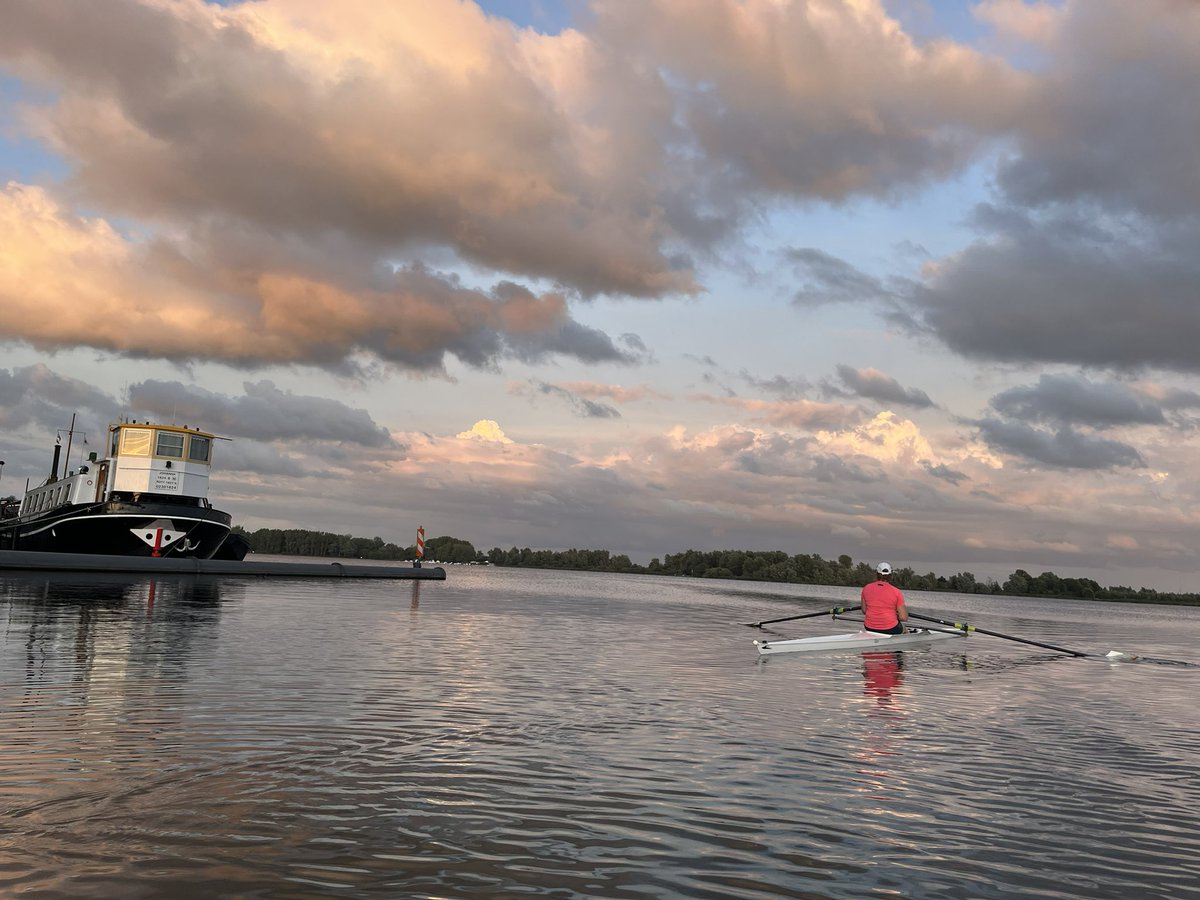 Allemachtig prachtig, die verstilde avonden. In de wolkenluchten kondigt de herfst zich aan. 
Lekker racen om bij zonsondergang terug te zijn.  💙#skiffen #roeien