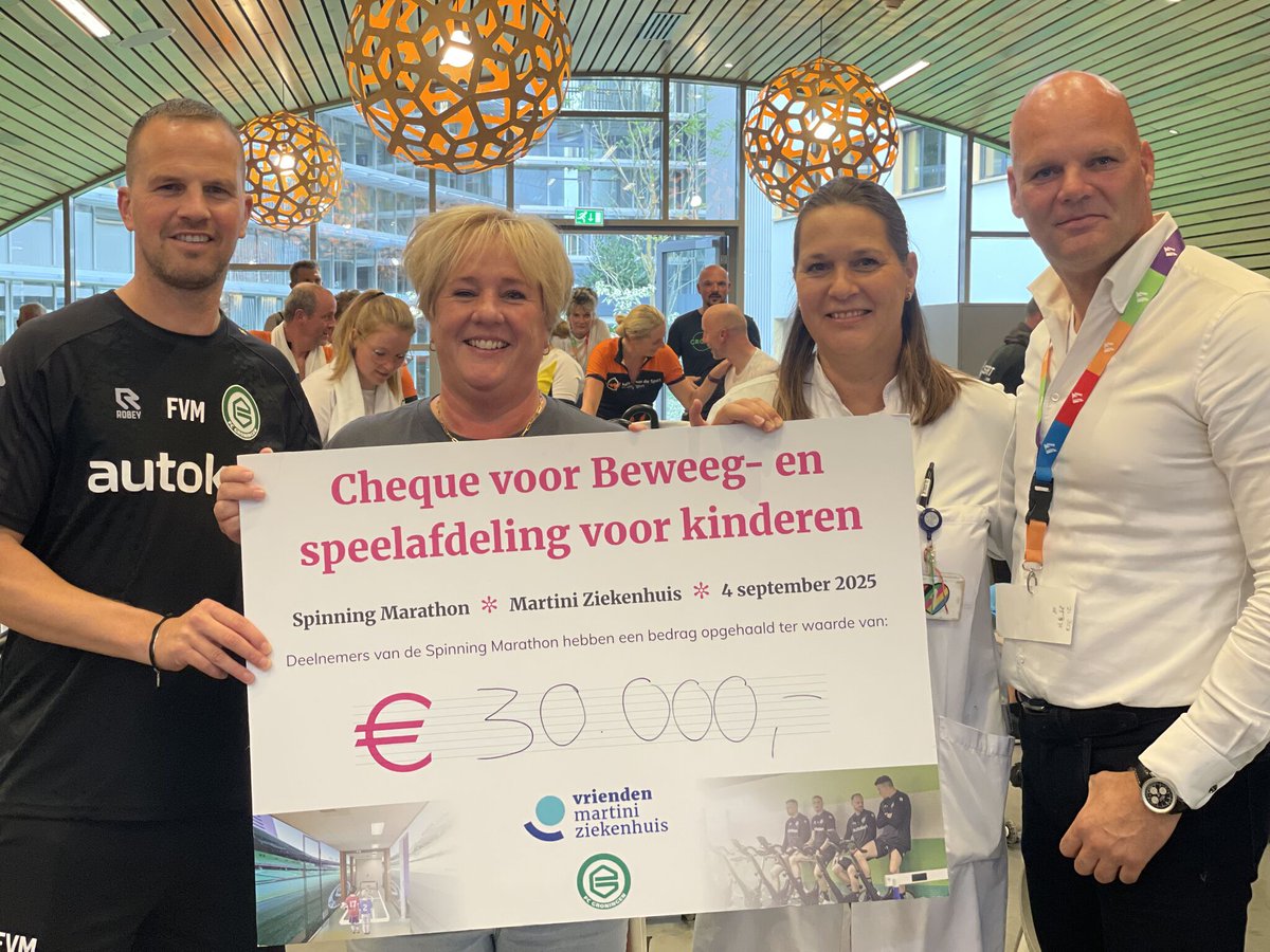 VriendenMartini's tweet photo. Door deelnemers, sponsoren én @fcgroningen 'n fantastisch bedrag bij elkaar gebracht @MartiniHospital : €30.000,-! Op de foto kinderarts Gerbrich van der Meulen, verpleegkundige Marja van den Bosch, Frank van Mosselveld directeur FC Groningen, Alfred Welink voorzitter stichting. https://t.co/9mIZnJcL4f