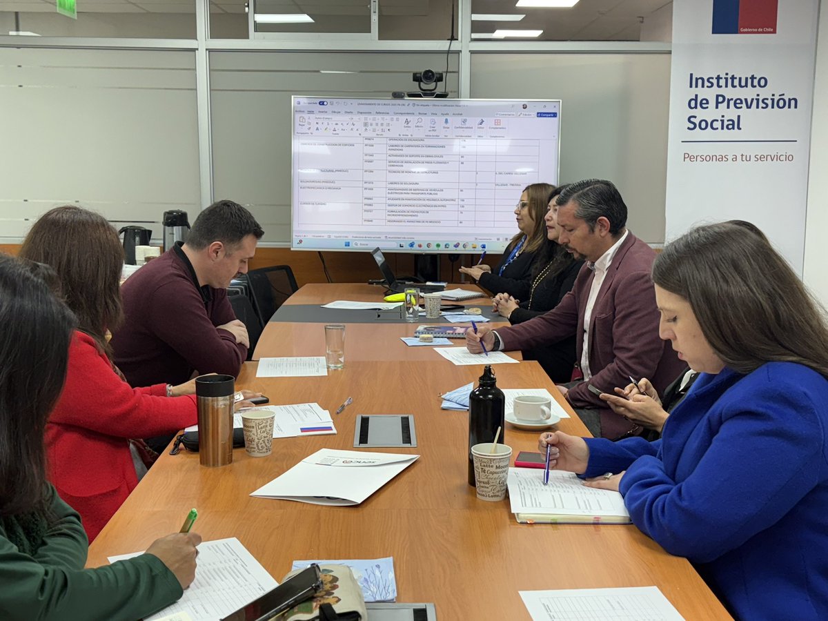 💼 El Seremi Jonathan Páez Toro encabezó la 3ª sesión del Consejo Regional de Capacitación de Atacama 🏢
📊 Se analizó la realidad laboral y orientaron cursos y programas hacia las ocupaciones con mayor demanda 👩‍💻👨‍🔧, fortaleciendo el desarrollo laboral de la región 🚀