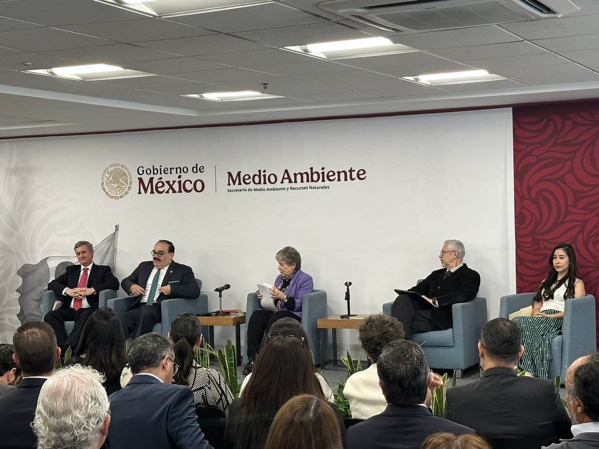 <a href="/canipecmx/">Canipec MX</a> en la presentación del 5to. Informe del Acuerdo Nacional para la Nueva Economía del Plástico de México #ANNEP contando con la valiosa asistencia de <a href="/aliciabarcena/">Alicia Bárcena</a> , secretaria de la <a href="/SEMARNAT_mx/">SEMARNAT México</a> quien reconoció al sector privado por este importante esfuerzo 👏🏼♻️