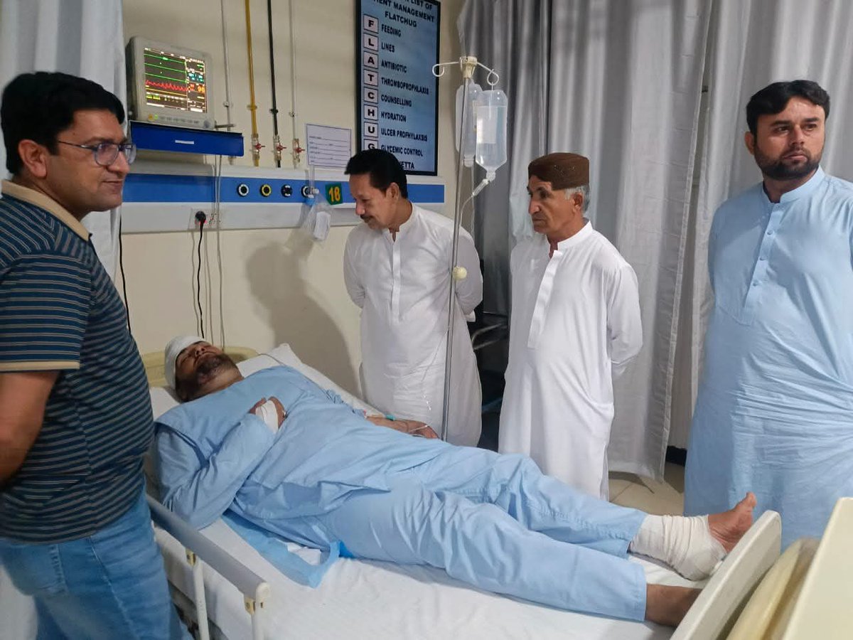 #کوئٹہ
بلوچستان نیشنل پارٹی کے سینٹرل ایگزیکٹو کمیٹی کے ممبر واجہ ثناء بلوچ ٹراما سینٹر سول اسپتال میں شاھوانی اسٹیڈیم میں خودکش دھماکے میں زخمیوں کی عیادت کررہے ہیں
<a href="/Senator_Baloch/">Sana Ullah BALOCH</a>