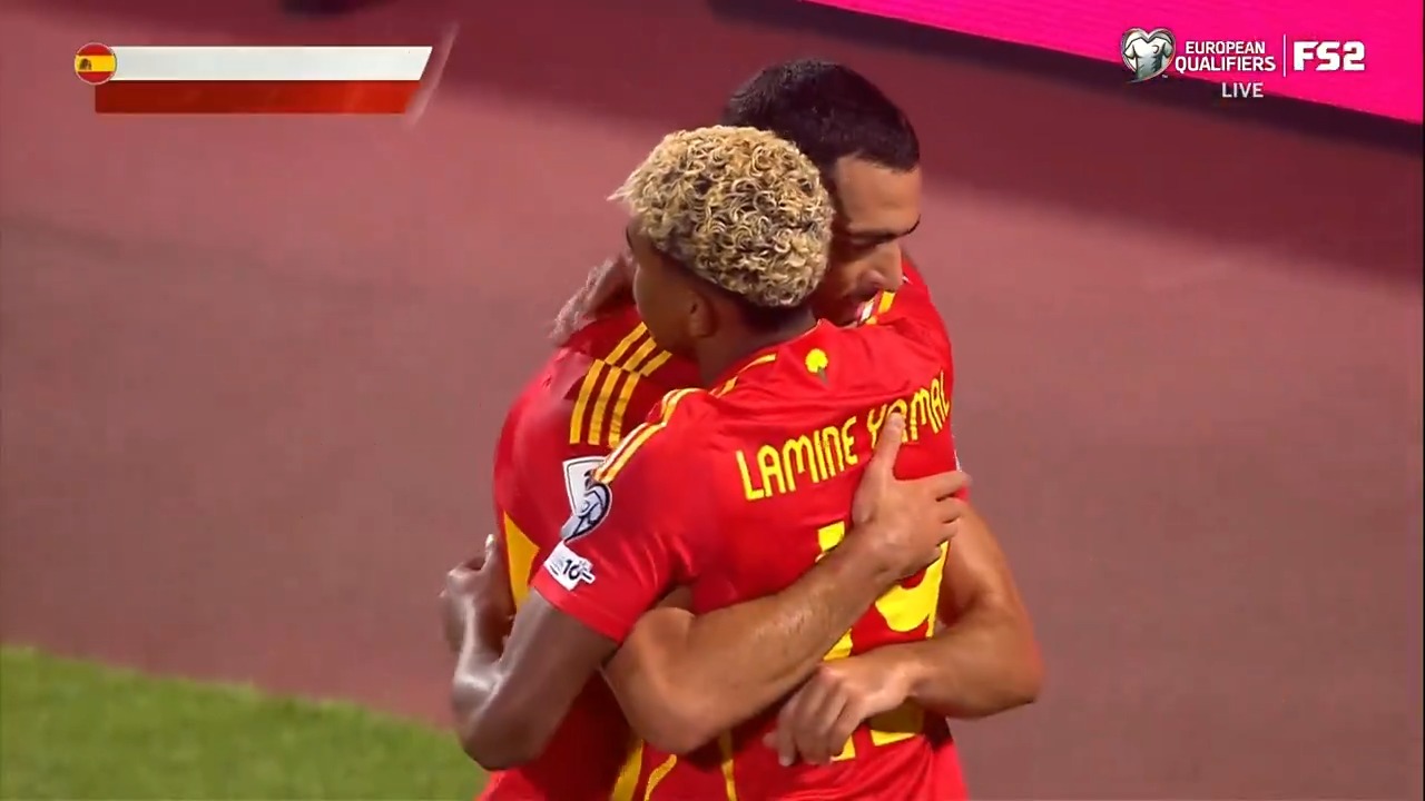 Lamine Yamal with a brilliant corner to set up Mikel Merino 🔥He extends the Spain lead to three 🇪🇸