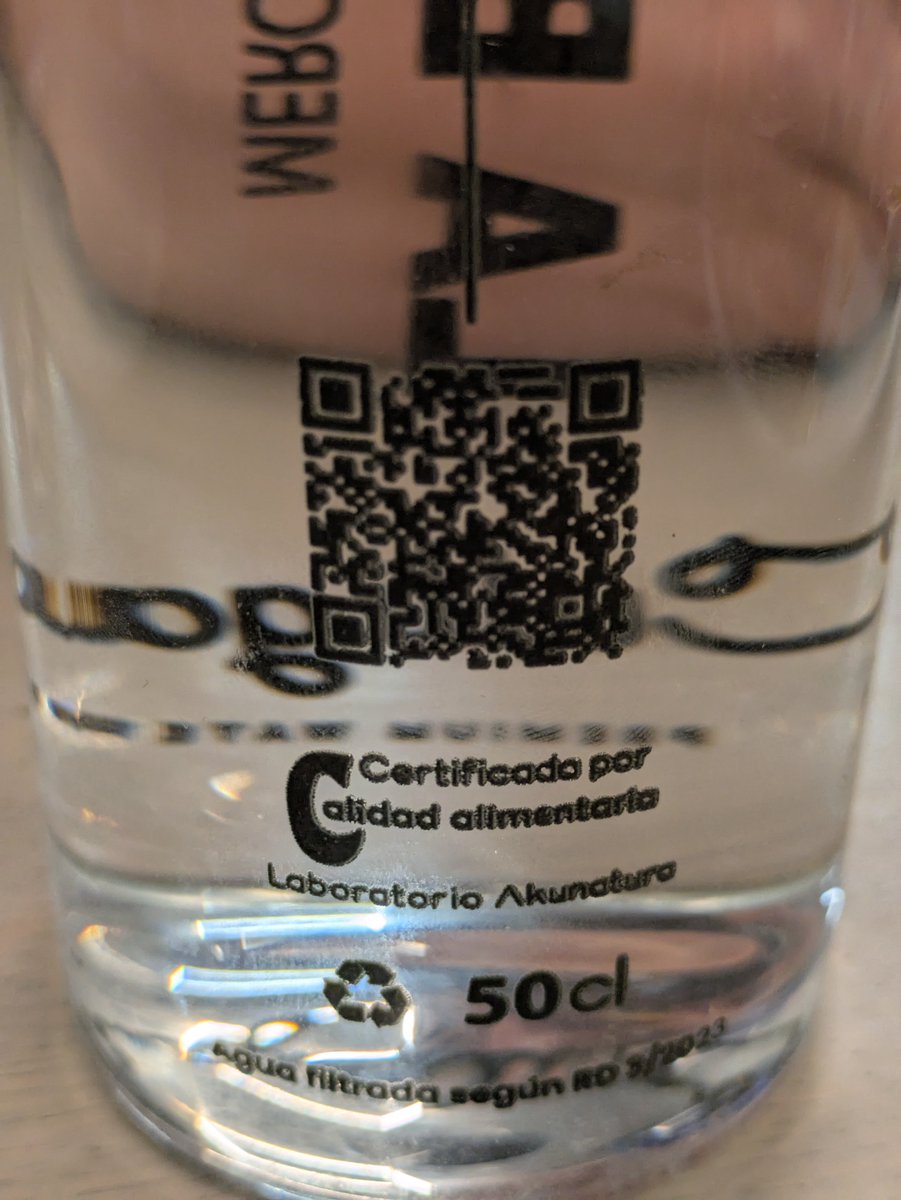 Un aplauso grande para quien quiera que sea el diseñador/mente pensante que ha puesto un QR en una botella transparente con más letras al otro lado <a href="/culliganesagua/">Culligan España</a>
