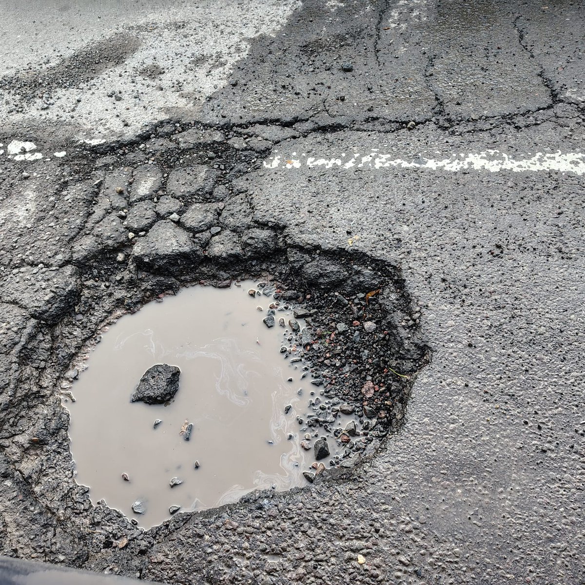 alez09's tweet photo. @JCarlos_Valerio Uno de los muchos baches en Zavaleta de la recta a forjadores, los dos sentidos están desechos!! https://t.co/wz4locQy2a