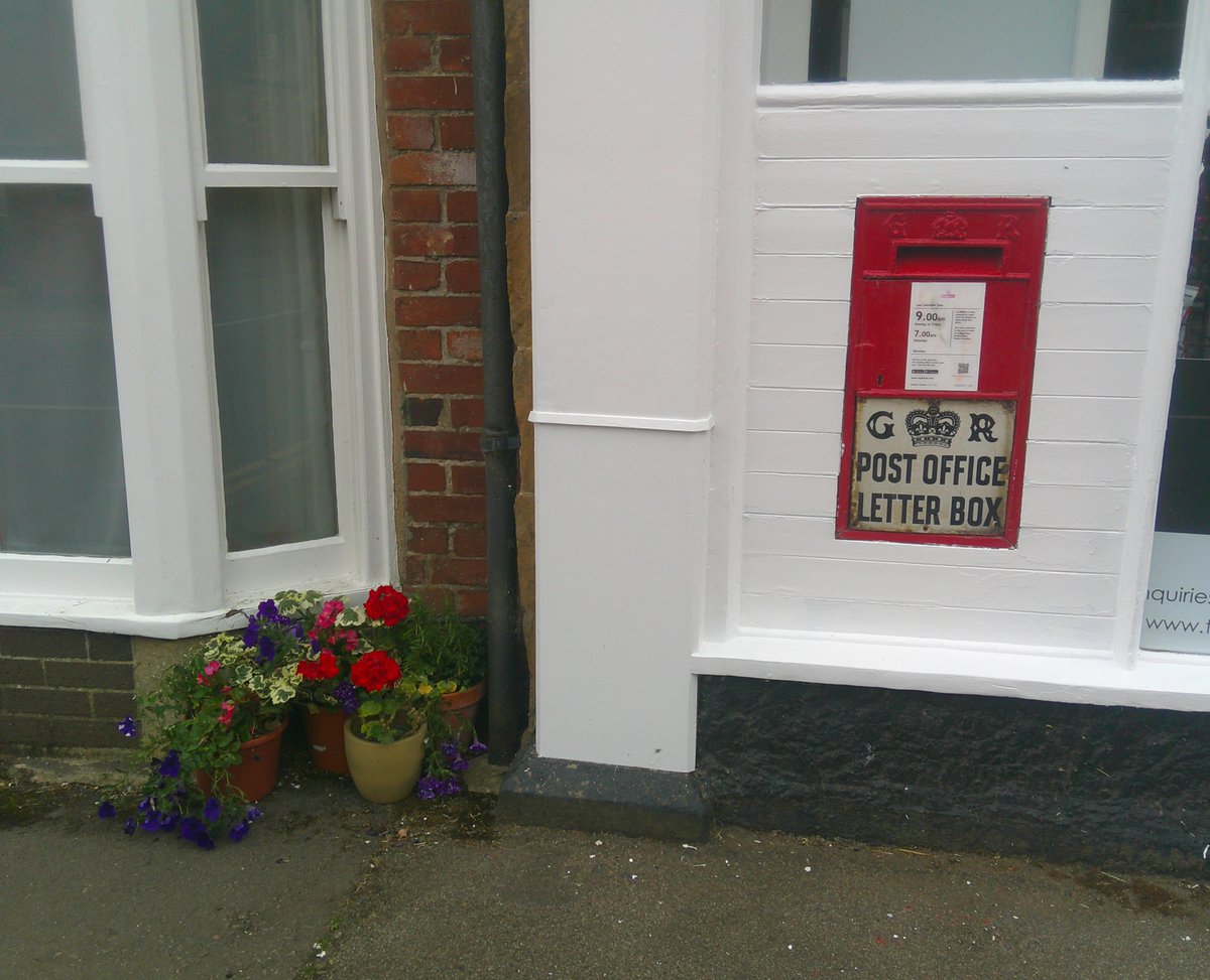 HelenRo88542779's tweet image. 📮Lovely to find a Ludlow wall box still in use in Somerby, Leicestershire. Have a super Saturday everyone. #PostboxSaturday #SpottedOnMyWalk
