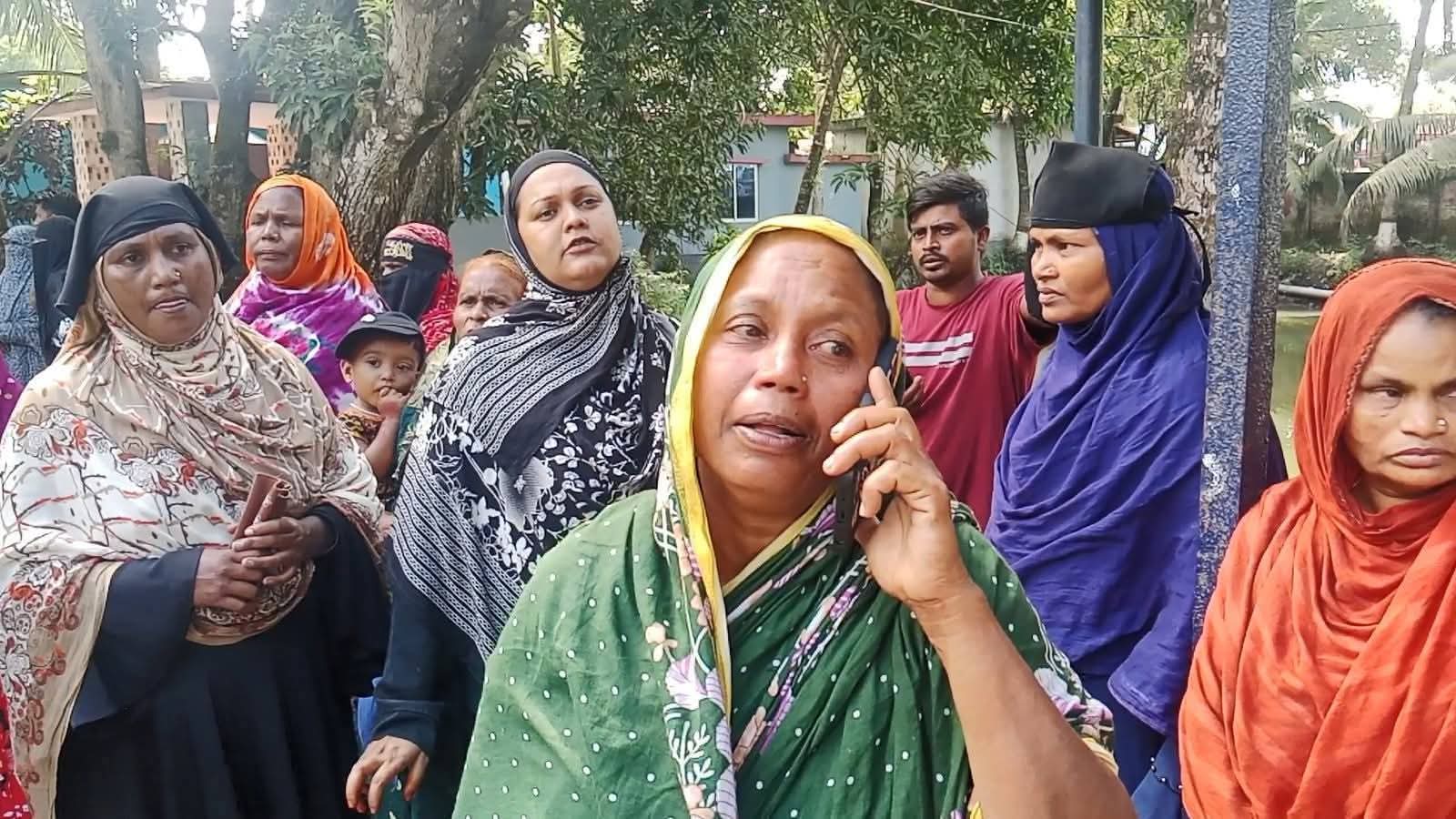 ৪ বছরের সন্তানের সামনে মাকে কুপিয়ে হত্যা