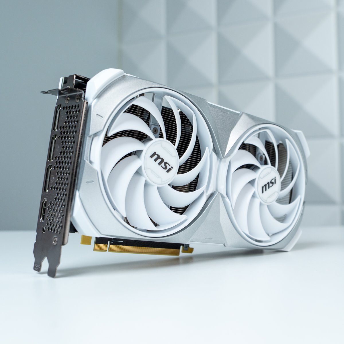 ZachsTechTurf's tweet image. In ONE HOUR, I'll be live building this PC on Twitch. (/ZachsTechTurf)
As a reminder, I'm always running a gaming PC giveaway over there. Tonight, we will select the winner and build the next giveaway PC.
The next giveaway build features the Ryzen 5 9600X and RTX 4070…