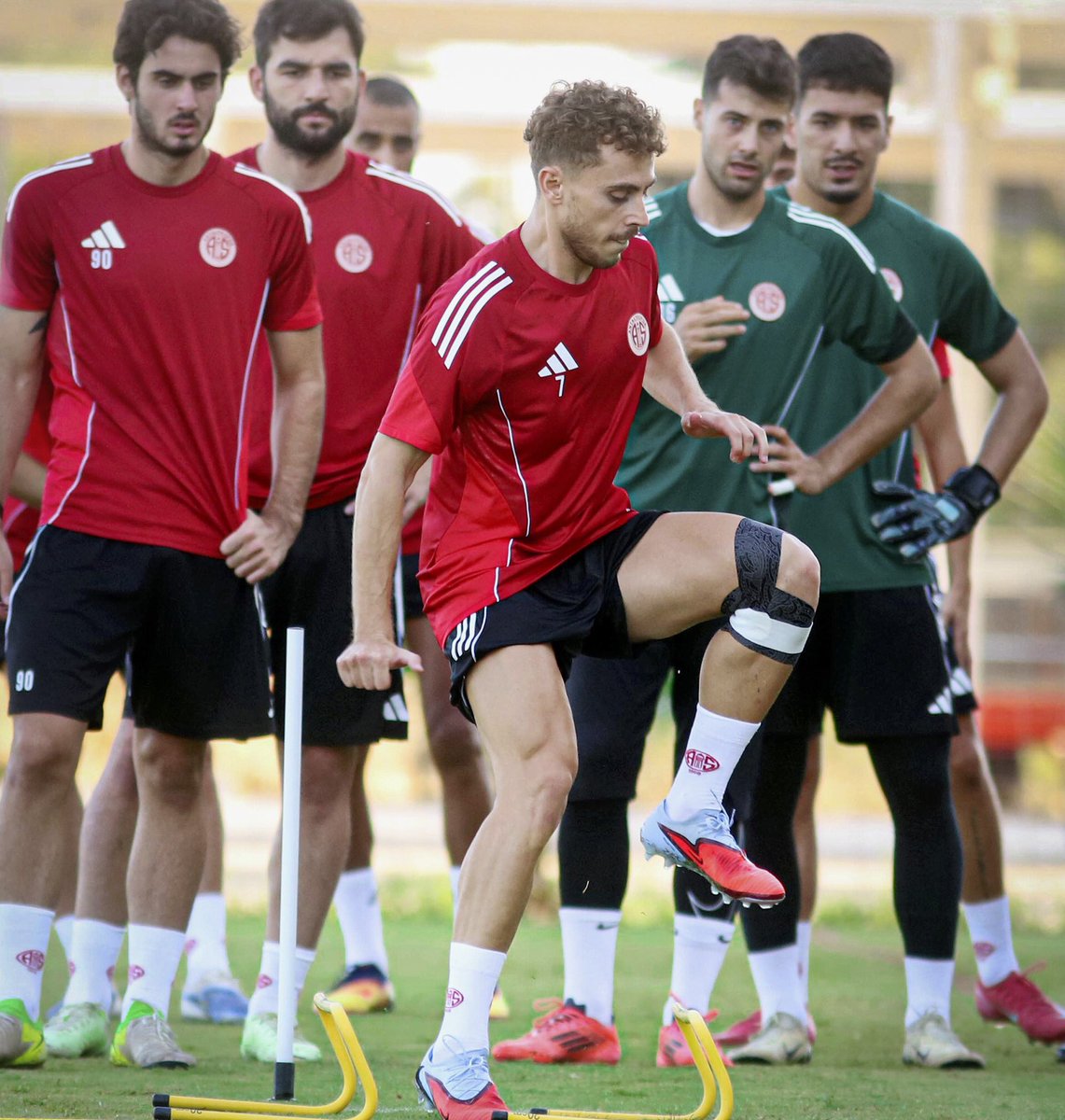 Antalyaspor's tweet photo. 📸 Akreplerimiz, günü çift antrenmanla tamamladı. https://t.co/EQwG6fjhVU