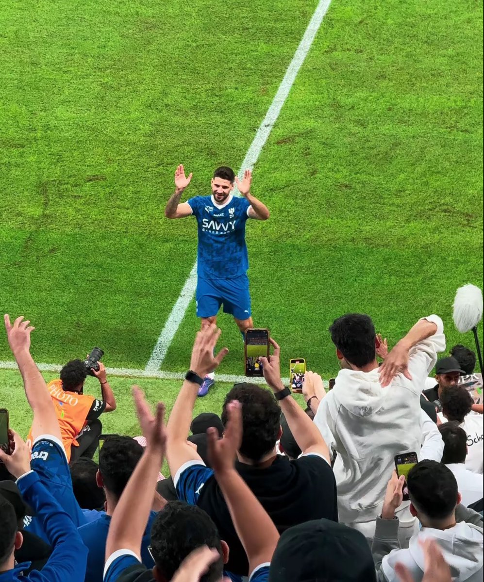 " لن أخبر الصورة عما حدث 
    سأترُكها سعيدة هكذا💙"