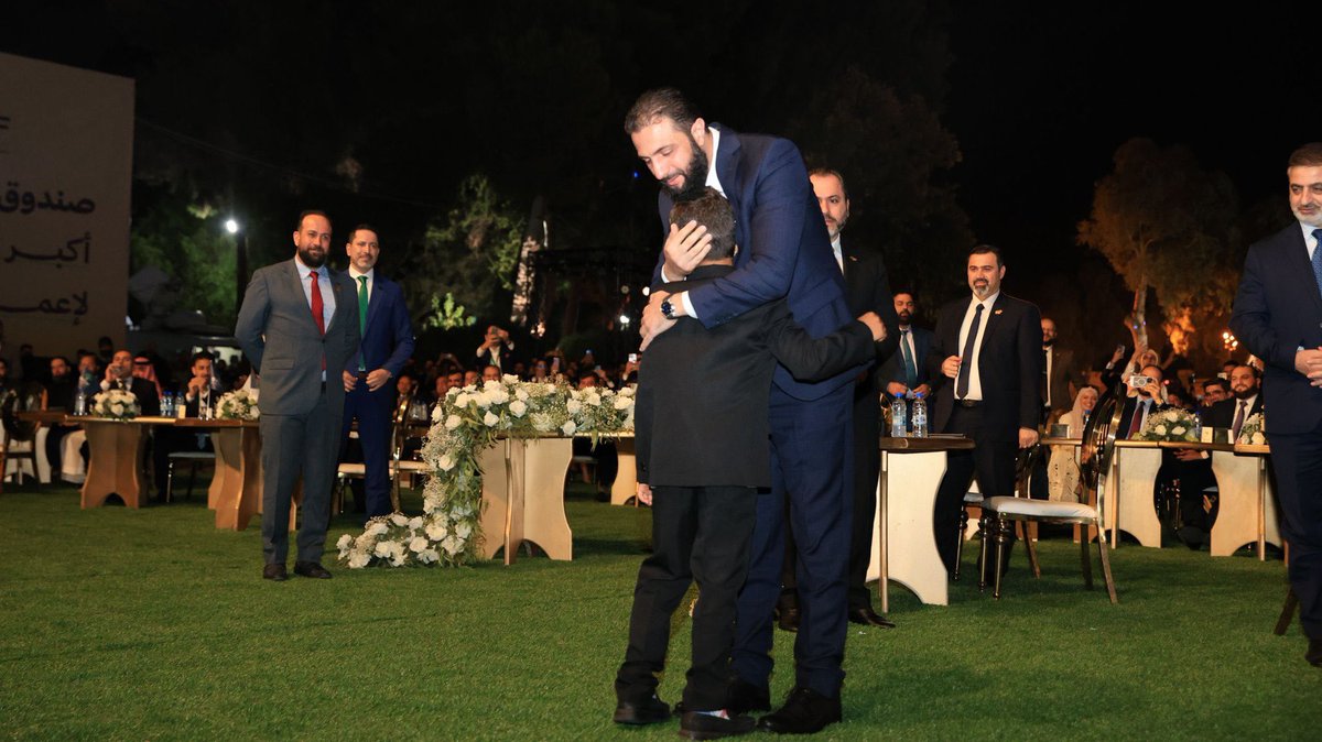 محمود "الطفل المعجزة" كان عمره أسبوعاً واحداً فقط عندما أنقذته فرق الدفاع المدني إثر غارة جوية من تحت الأنقاض في مدينة حلب عام 2014، بعدما ظل عالقاً أكثر من 16 ساعة

اليوم هو بين أحضان الرئيس أحمد الشرع