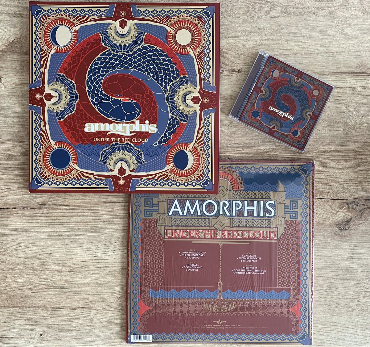 El 4 de septiembre de 2015 <a href="/amorphis/">Amorphis</a> publicó su 12º álbum titulado “Under The Red Cloud”