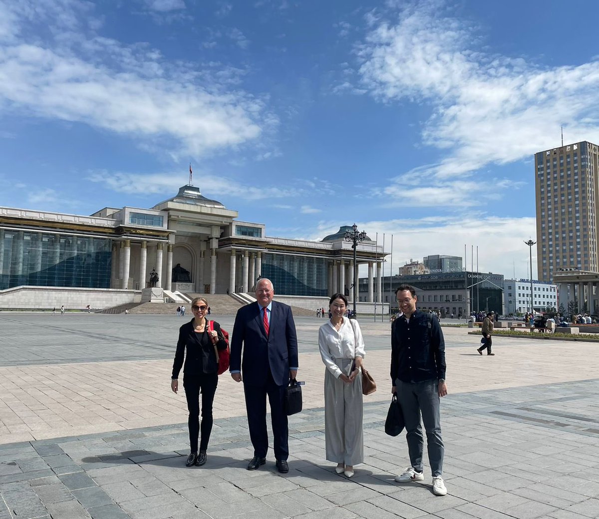 RoderickWols's tweet image. Vandaag was mijn laatste werkdag als PlvCdP op de ambassade in Beijing. Vier boeiende jaren in China en Mongolië buitengewoon interessante landen; samengewerkt met een geweldig team.