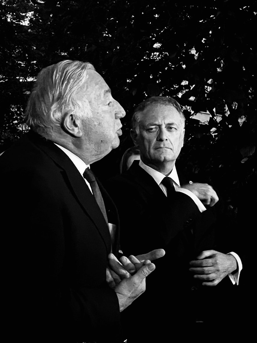 Au travail. 

<a href="/gerard_larcher/">Gérard Larcher</a> <a href="/BrunoRetailleau/">Bruno Retailleau</a> <a href="/lesRepublicains/">les Républicains</a>