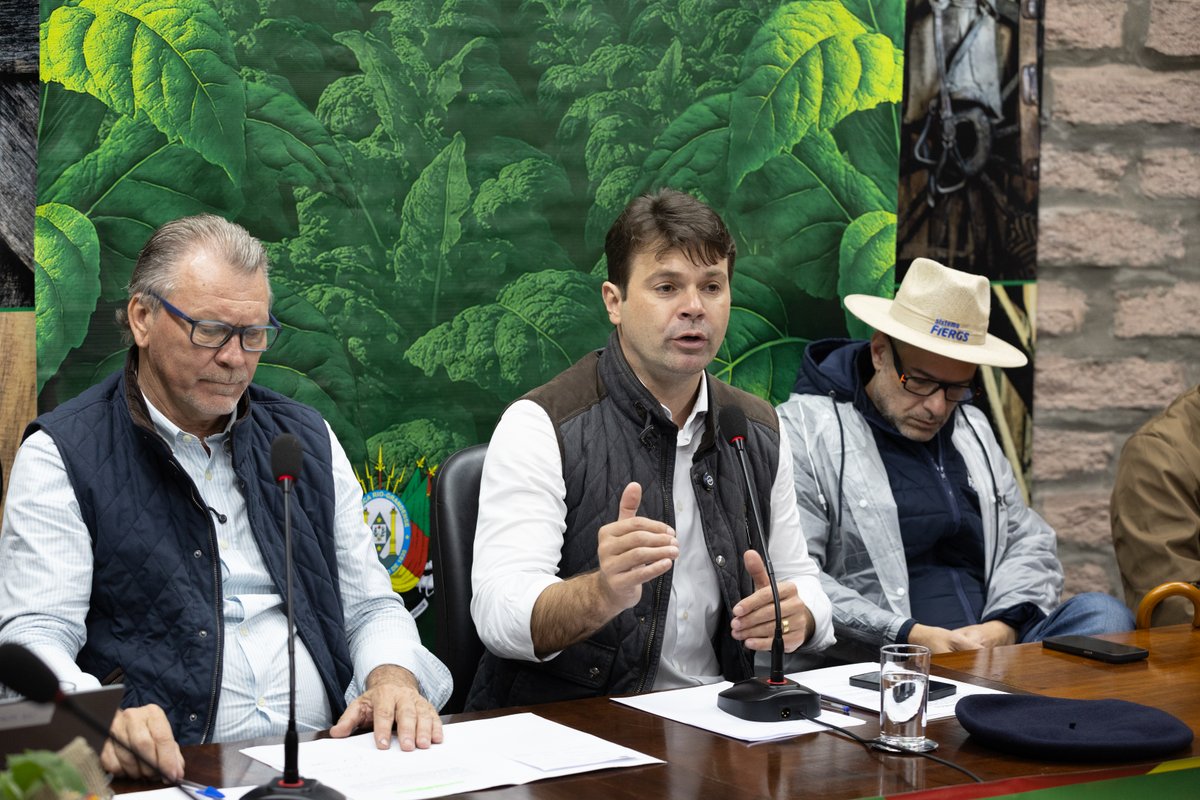 AssembleiaRS's tweet image. #Expointer #ComissõesALRS Reunião cobra defesa do setor do tabaco e posicionamento institucional sobre temas da COP 11 ww4.al.rs.gov.br/noticia/341031