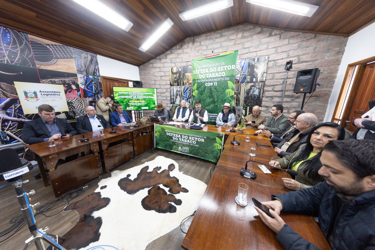 AssembleiaRS's tweet image. #Expointer #ComissõesALRS Reunião cobra defesa do setor do tabaco e posicionamento institucional sobre temas da COP 11 ww4.al.rs.gov.br/noticia/341031