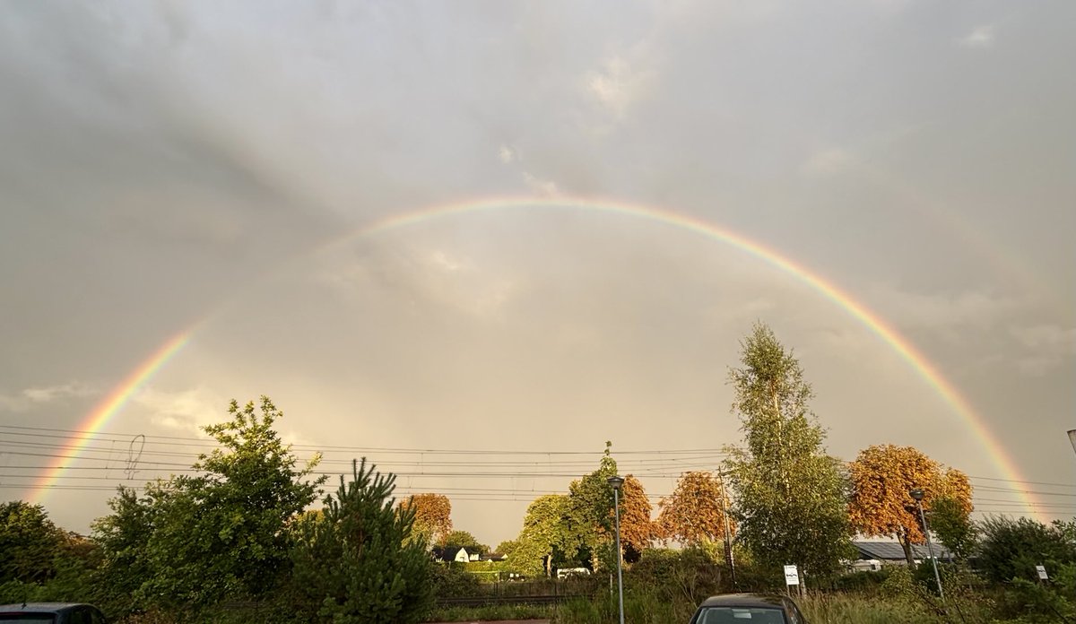 Zsoltiman's tweet photo. Een prachtige #regenboog in #Harderwijk vanavond 🇳🇱 #rainbow #Netherlands #Nederland https://t.co/GwXGDui9Gt