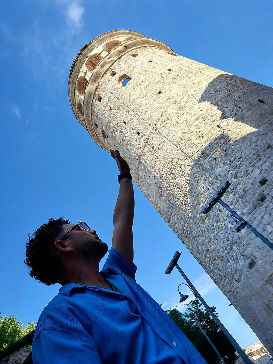 İstanbul Galata Kulesine Hoşgeldiniz…❗️

• Galata ismi kulenin etrafında hayvanları otlatan köylülerden gelmektedir.

• Çalışma saatleri?
Haftanın her günü 09:00 ila 19:00’dır.

• 2020’den itibaren, bir sergi mekânı ve müze olarak hizmet veriyor.

#istanbul #galatakulesi #fyp