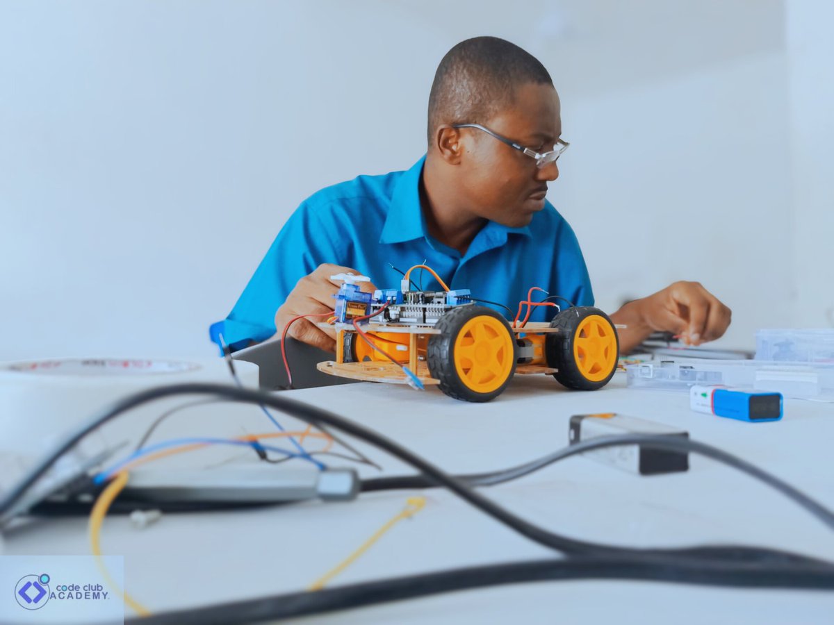 CodeClubAcad's tweet image. Do you dream of building and programming robots that can move, think, and solve problems?
From October 4 – November 9, 2025, join us for an exciting 6-weekend journey into the world of robotics.
🔗 Register here: forms.gle/b1LDzKrm8q91S2…