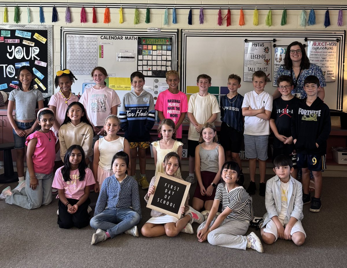 CB_mrsG's tweet photo. 4G is ready for a wonderful year in 4th grade! 📚🐻🖍️ https://t.co/wWGml3qRZT