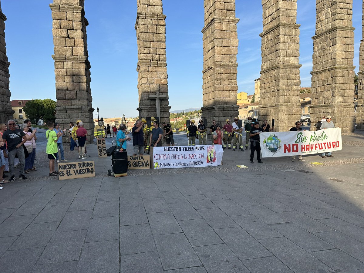 JLAceves's tweet photo. Un buena representación de compañer@s de @PSOEdeSegovia hemos acompañado en la concentración a los pies del acueducto, por un operativo de extinción de Incendios público y permanente.
#ManuecoDimision
#QuiñonesDimisión https://t.co/NazFb9Tgqk