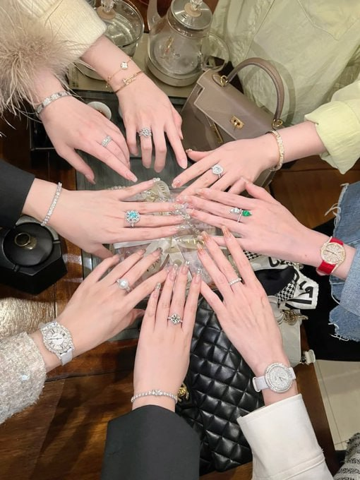AbssCod's tweet photo. Squad goals: sparkling brighter together 💎✨ https://t.co/hRk730GPuo