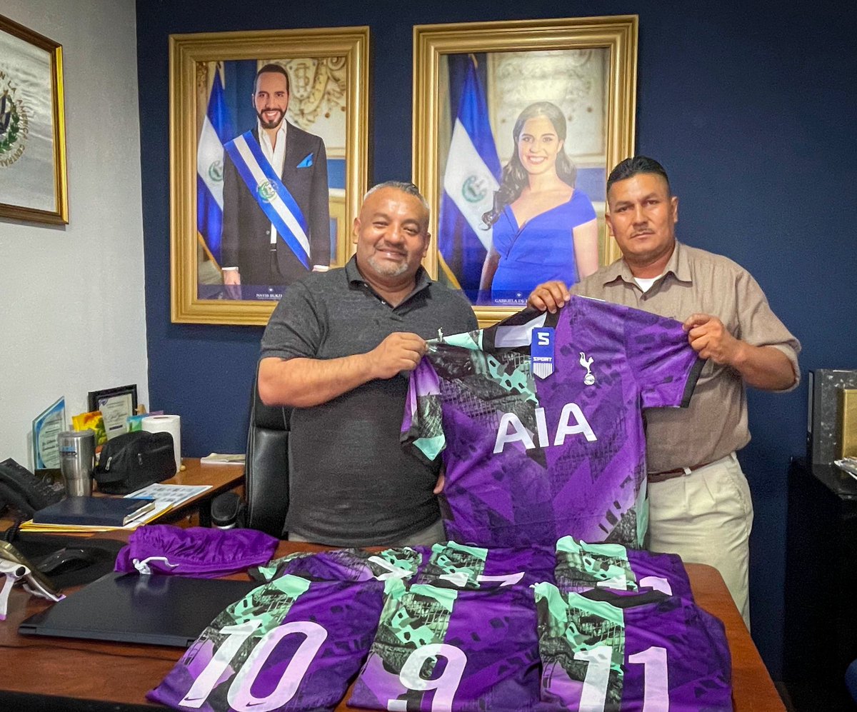 ¡Entrega de uniformes para los jóvenes de la Urbanización San Leonardo, Apopa! 🧥⚽ Impulsando el deporte y la sana convivencia!! 🥅🏟️