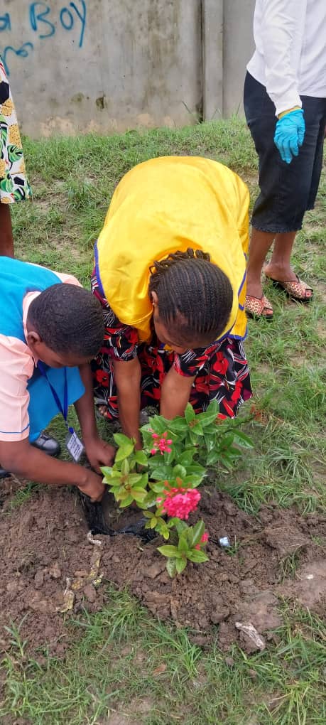 District404A2's tweet photo. PhotoNews: Port-Harcourt Platinum Lions Club Tree Planting project at Junior Secondary School, Rumuodamaya Port-Harcourt, Rivers State, Nigeria https://t.co/aYzU8Jl0JX