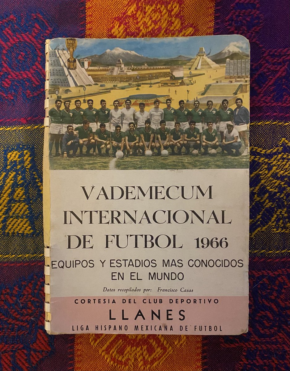 BBCapMex's tweet image. 685)
Casas. Francisco,
“VADEMÉCUM INTERNACIONAL
DE FUTBOL 1966”.
“EQUIPOS Y ESTADIOS MÁS 
CONOCIDOS EN EL MUNDO”.
Primera edición.
Sin casa editorial.
México, 1996.
126 páginas.
Tiro: Sin dato.