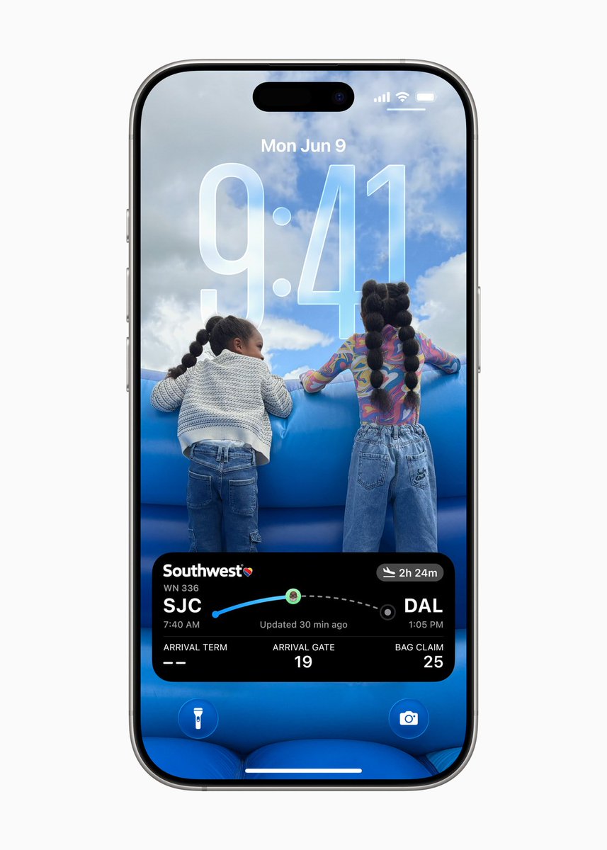 Apple Wallet boarding pass on lockscreen of iOS26 looks great!