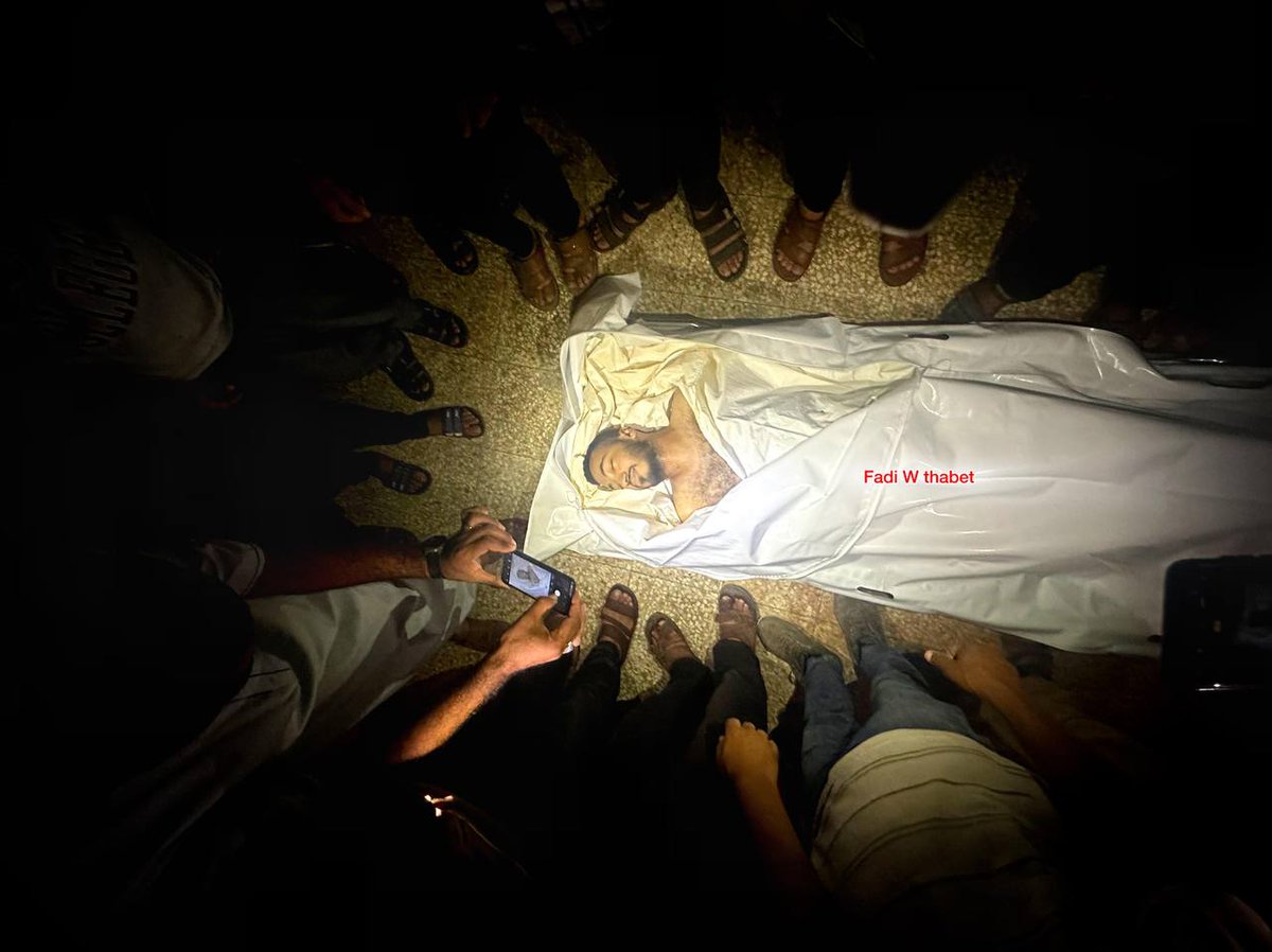 الشهيد طارق دلول من الشهداء الذين اكرمهم الله بان تظهر كراماتهم بالدنيا..
الشهيد متواجد الآن بثلاجة الموتي فى مستشفي شهداء الاقصي رائحة المسك تفوح من جثمانه، وقد تجمهر الناس ليعيشوا كرامة الله لأوليائه المجاهدين..