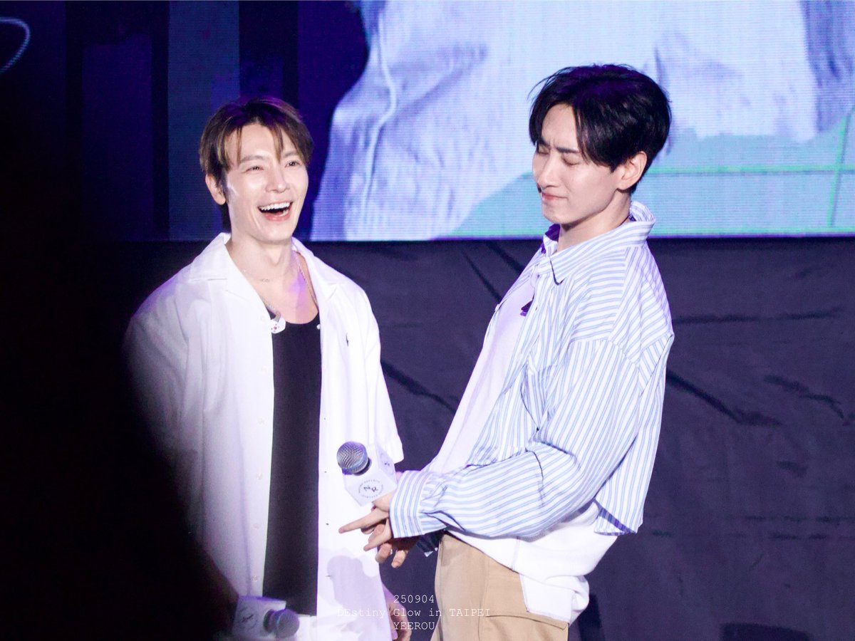250904 DEstiny Glow in TAIPEI

🐰：🎸
🐯：🤣😍

E oppa always make D oppa Happy😊 

#슈퍼주니어DnE #SuperJuniorDnE
#DONGHAE #EUNHYUK