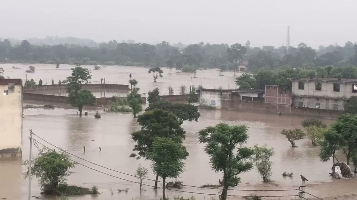 बिजनौर (उत्तर प्रदेश) में जबरदस्त बाढ़ के हालात।