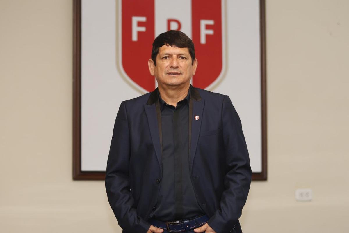 ¿El fútbol peruano? Secuestrado durante varios años más a manos de este tipo.

La cabeza del FRACASO que es hoy la Selección Peruana se llama AGUSTÍN LOZANO.