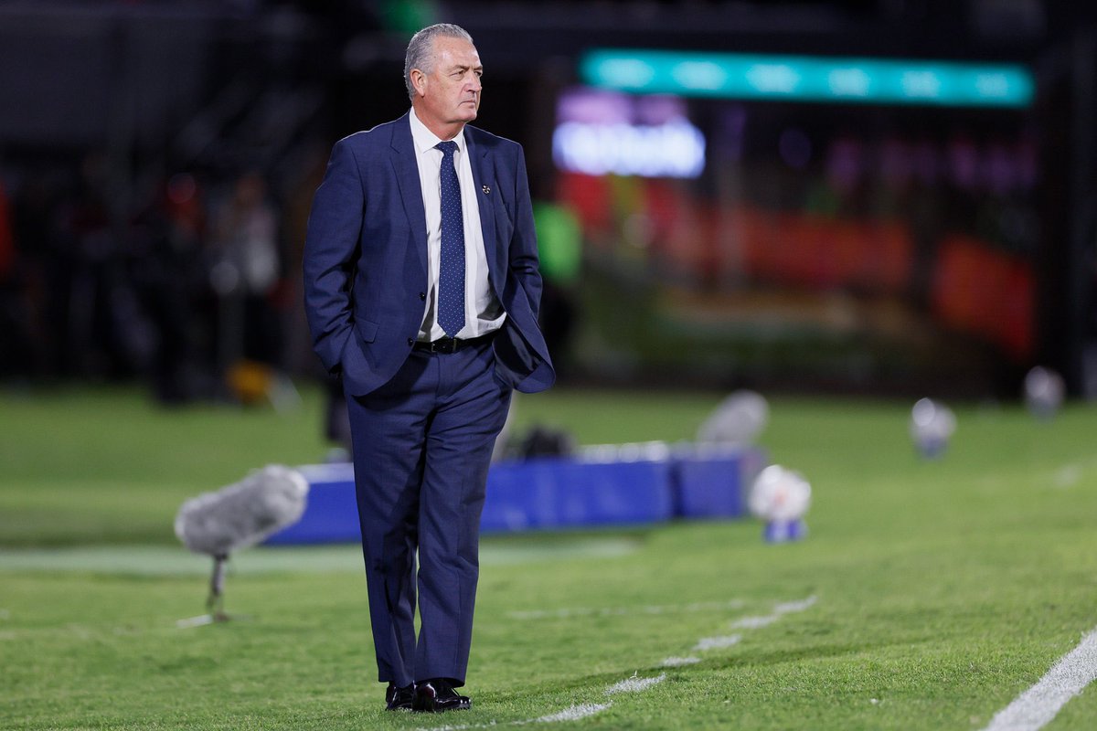 Levantó a Ecuador 🇪🇨 cuando nadie creyó en ella y la clasificó a Qatar 2022. Levanta a Paraguay 🇵🇾 tras más de una década buscando rumbo y la clasifica a Norteamérica 2026.

✨ Gustavo Alfaro. Genio. Figura. Leyenda. Cazador de utopías imposibles.

#EliminatoriasSudamericanas