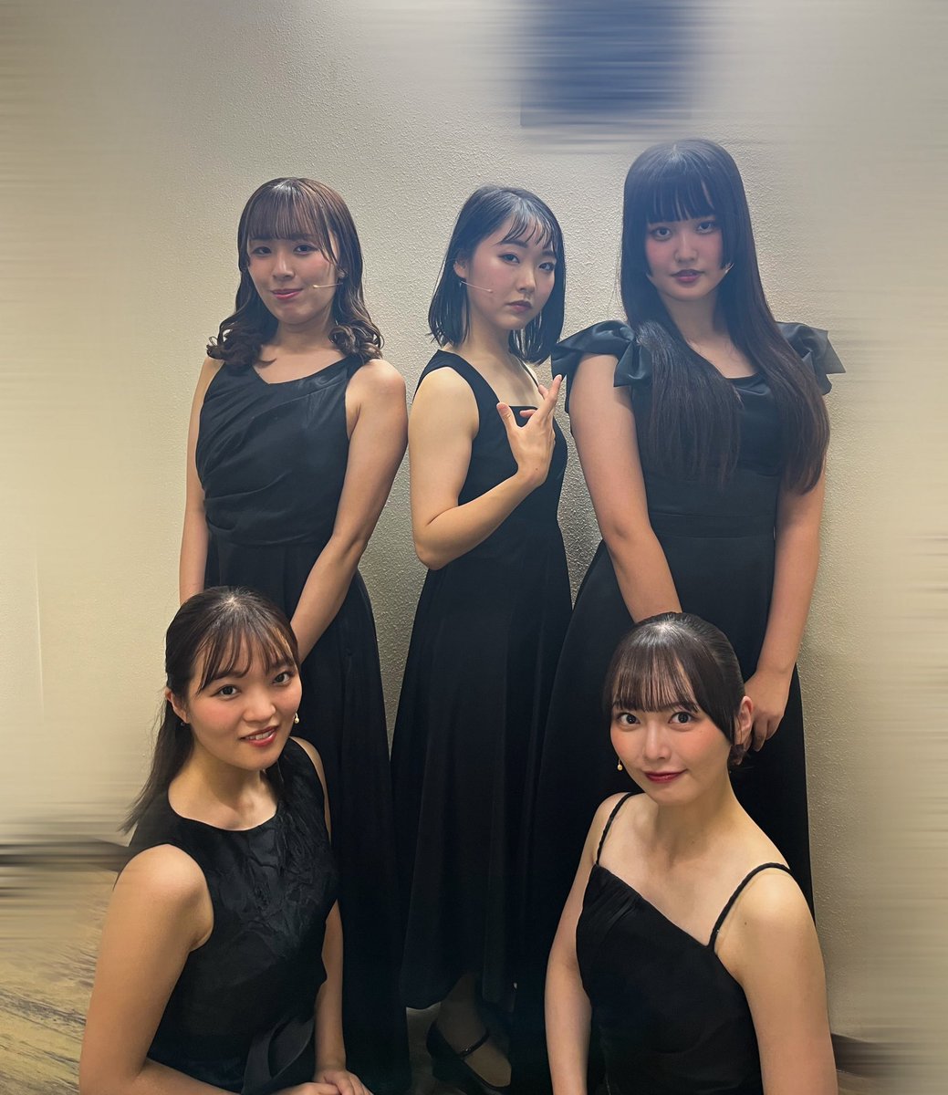 二幕頭、公生を囲むガールズ🖤
前もどっかで書いたんですが、アンサンブルは抽象的な表現をするので、みんなの内から出る表情、動きを感じられるこの時間がわたしは1番好きです🐶
この5人で、公生の内面に染みついた母の存在を表現しています。
本日は東京千秋楽！やるぞ〜っ！
#四月は君の嘘again