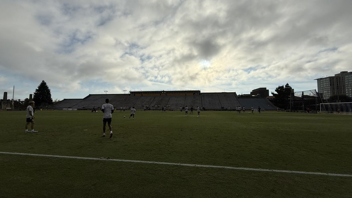 クロスシュート、三笘薫と前田大然に並んで伊東純也が左サイド起用。面白い。