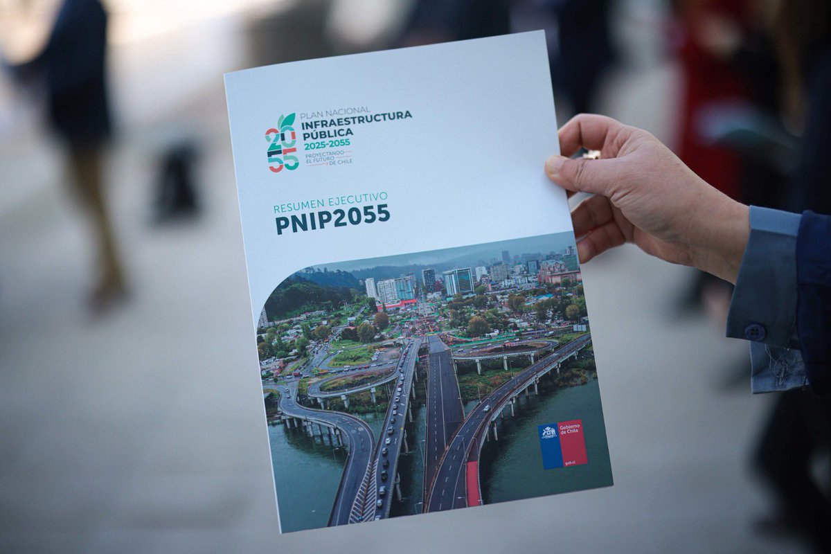 ⭐️ Después de dos años de trabajo, con mucha alegría le entregamos al Presidente <a href="/GabrielBoric/">Gabriel Boric Font</a> el Plan Nacional de Infraestructura Pública 2025-2055, resultado de un proyecto ambicioso de planificación a largo plazo.

La infraestructura pública hace realidad el camino al