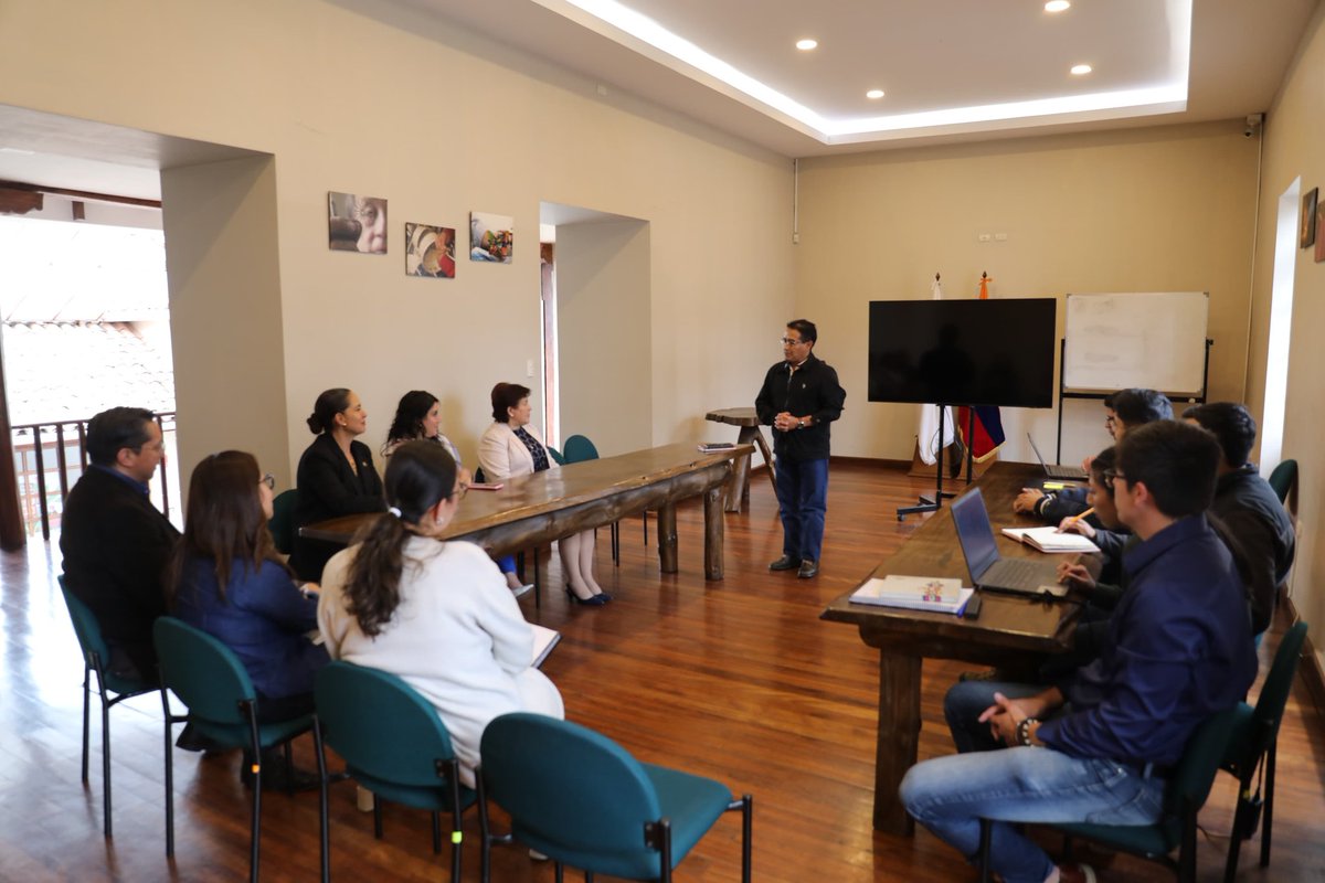 En su agenda en territorio,  Ximena Córdova, presidenta del CACES, compartió con autoridades del Instituto Superior Tecnológico de la Economía Social, Popular y Solidaria, resaltando el aporte de la educación técnica y tecnológica al desarrollo inclusivo y sostenible del país. 📚