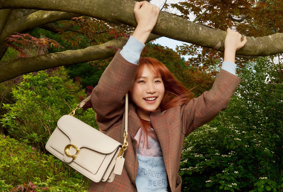 lilastaff_'s tweet photo. 【グローバルアンバサダー就任👜】

ニューヨークで創立したファッションブランド”コーチ”のグローバルアンバサダーを幾田りらが務めさせていただくことになりました💐

コーチが掲げる“Courage to Be Real （リアルに生きる勇気）”と共に、これから様々な挑戦をさせていただけることがとても楽しみです。

早速本日より、幾田が登場しているキャンペーンのヴィジュアルとムービーが公開となったので、是非チェックを ✔︎
https://t.co/RE3eHCUklY
#CourageToBeReal​ #CoachPartner #CoachJapan​ #CoachNY​ #コーチバッグ
