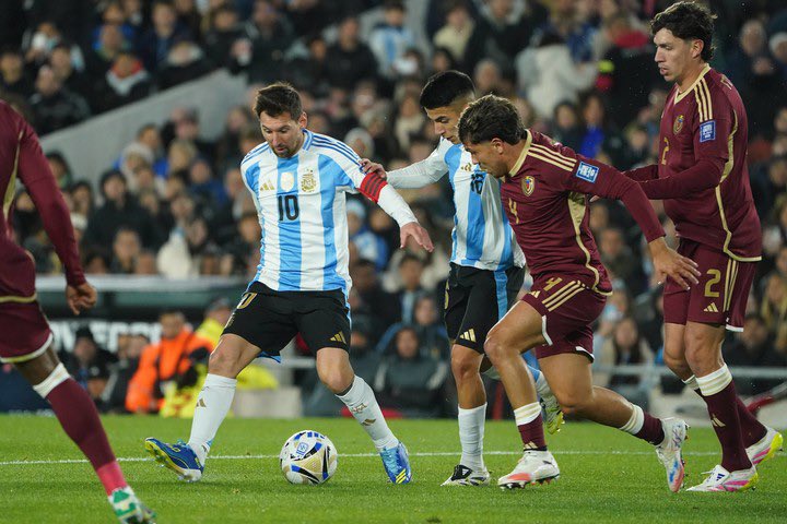 NicolasLucca's tweet photo. No estoy preparado para dejar de ver esto. Sé que falta banda, aún, pero fueron tantos años. No, no estoy listo, Messi. https://t.co/5OeTcMIIrS