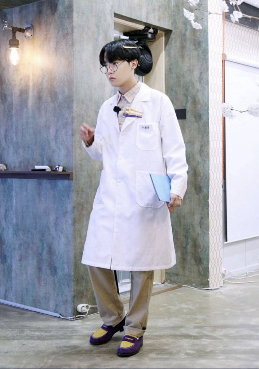 aruru_x0's tweet photo. BTS 防弾少年団 ピンバッジ
J-Hope ホビ

タリョラEp.120の町で美容のスペシャリスト役のホソクをイメージしています。
 
医者の様な白衣姿のホソクが再現されています。

2.1cm×6.3cm https://t.co/a1IXxsDVnC