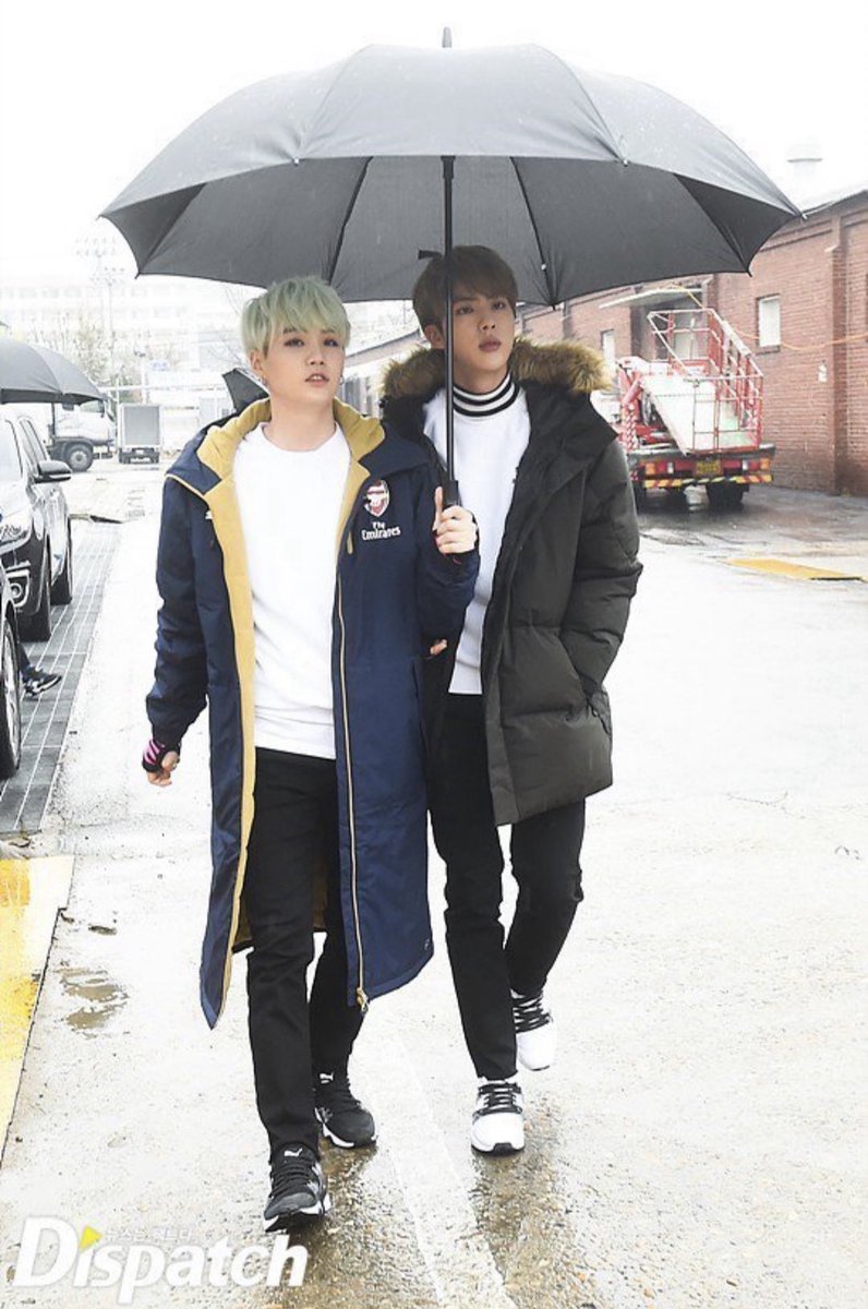 aruru_x0's tweet photo. BTS 防弾少年団 ピンバッジ
ソクジン SUGA SIN
160115

2016年RUNのMV撮影時のジンとユンギをイメージしています。

雨の中、相合傘で歩くジンとユンギが再現されています。

3.2cm×6.3cm https://t.co/EEz64v8pnX