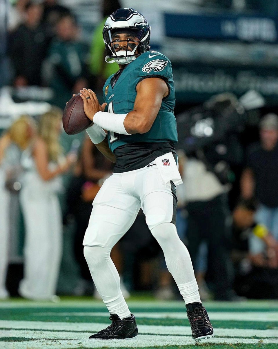 nicekicks's tweet image. Jalen Hurts starts the NFL season rockin’ new Air Jordan 11 PE cleats featuring his “Love Hurts” tagline on the tongue 🦅🔥