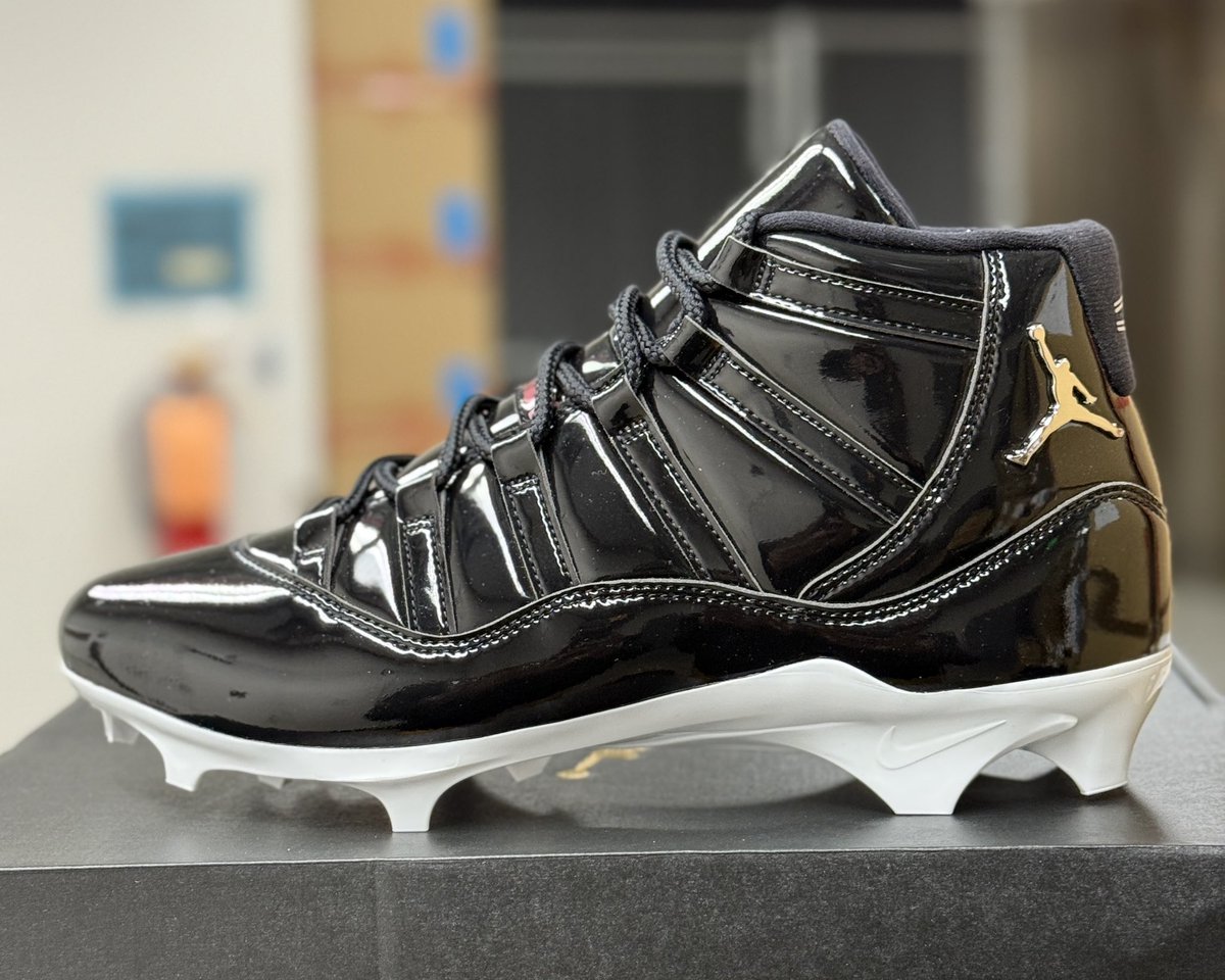 nicekicks's tweet image. Jalen Hurts starts the NFL season rockin’ new Air Jordan 11 PE cleats featuring his “Love Hurts” tagline on the tongue 🦅🔥