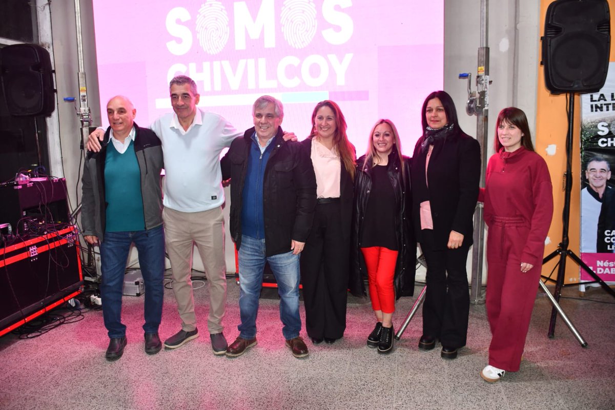 SomosBAChivil's tweet photo. 🎉 💗 Gracias por el compromiso y la entrega a todo el equipo que trabajó incansablemente durante esta campaña, y a quienes este domingo van a estar cuidando los votos: este agasajo es para ustedes.  

¡Sigamos con toda la fuerza! 💪🏻 

https://t.co/Z2u8jun62f

@BritosGuillermo https://t.co/hfVSXdTuYZ