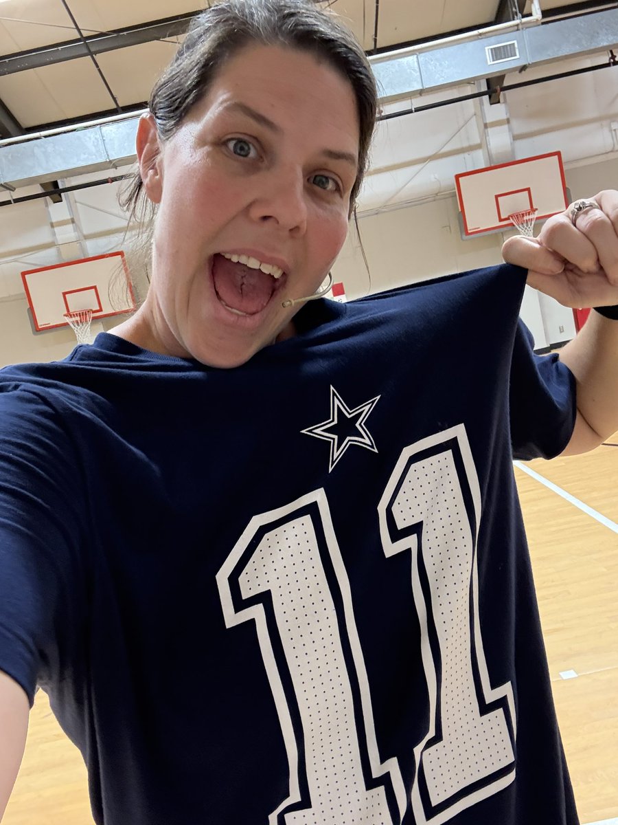 livelype's tweet photo. Many @LivelyEagles showing Lots of support for the @dallascowboys today. Hey @dallascowboys, show us some #GRIT tonight: setting goals and smashing them, respectful on and off the field, integrity, and teamwork as you play. Show these kiddos true grit! #gocowboys https://t.co/jtY1A4HQyL