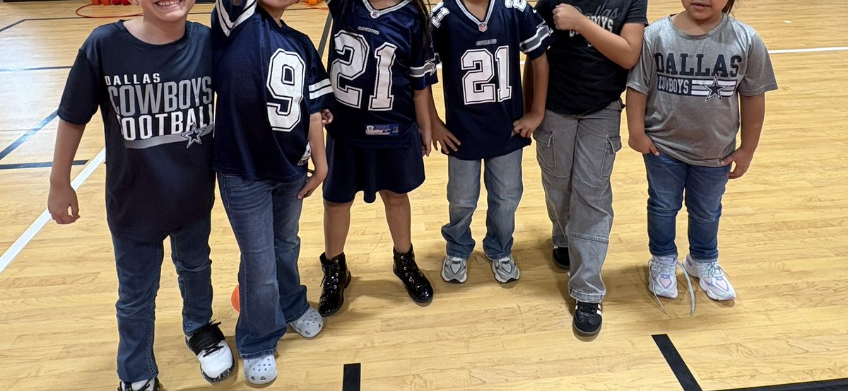 livelype's tweet photo. Many @LivelyEagles showing Lots of support for the @dallascowboys today. Hey @dallascowboys, show us some #GRIT tonight: setting goals and smashing them, respectful on and off the field, integrity, and teamwork as you play. Show these kiddos true grit! #gocowboys https://t.co/jtY1A4HQyL