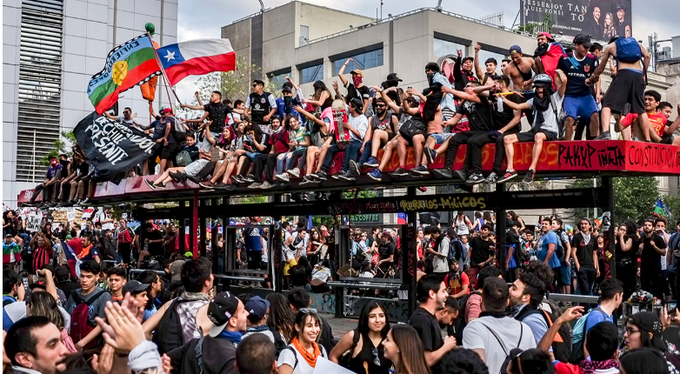 🔹Bots de Kast vandalizando y destruyendo un paradero el 2019, y poniendo en riesgo la democracia.  

Patito Verde es el que flamea la bandera mapuche.

#TodosSomosBots